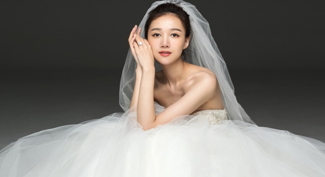 朱孝天韩雯雯复古婚纱大片曝光 华丽典雅爱意满满