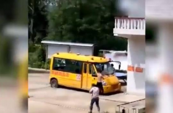 太疯狂! 多名男子持刀冲入幼儿园疯狂打砸校车