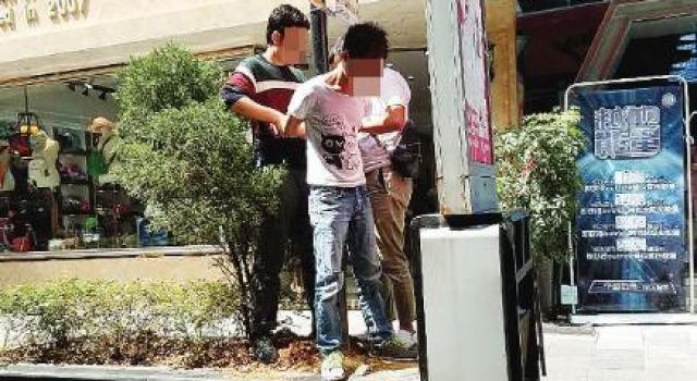 大快人心！女子被骚扰发朋友圈求助 色狼遭人肉被抓