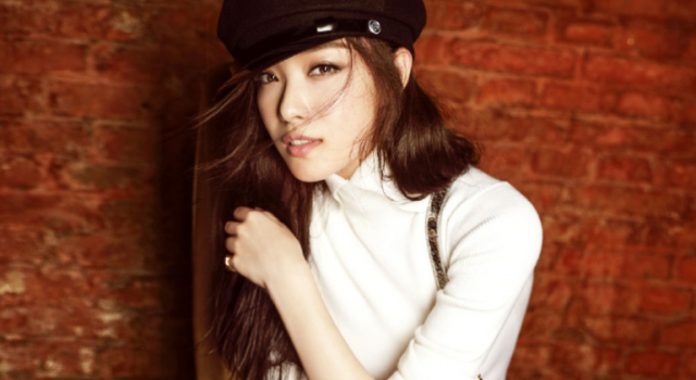 倪妮化身街头叛逆女孩 咬嘴唇秀曲线青春且性感