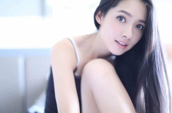 郭碧婷性感写真惊艳四座 穿吊带衫大秀长腿画风唯美