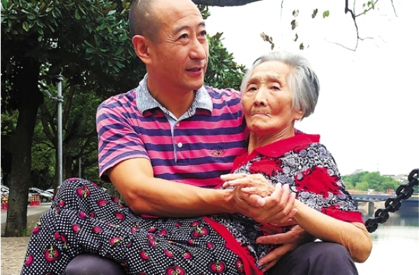 5旬男子怀抱82岁母亲江边聊天：她安心 我也安心