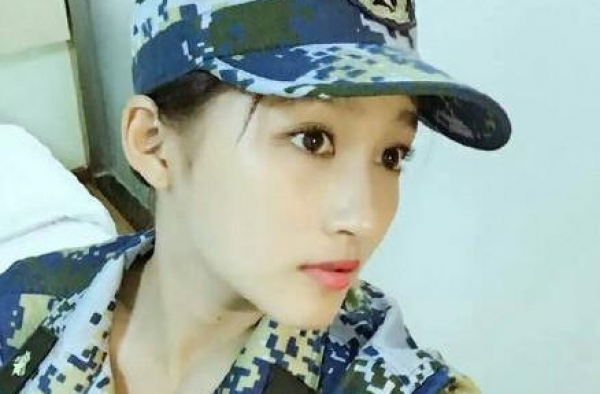 关晓彤军训结束心情佳 吃大餐晒美照