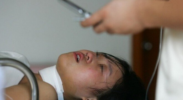 兰州男子嫌楼上噪音大 楼道内惨杀15岁女生后欲自杀