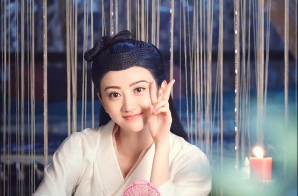 景甜晒片场美照 对镜头比剪刀手笑容甜美