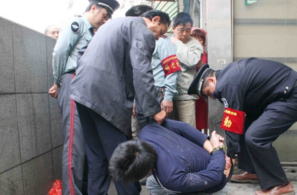 吊炸天！37岁小偷被抓后 反问警察十一不放假吗