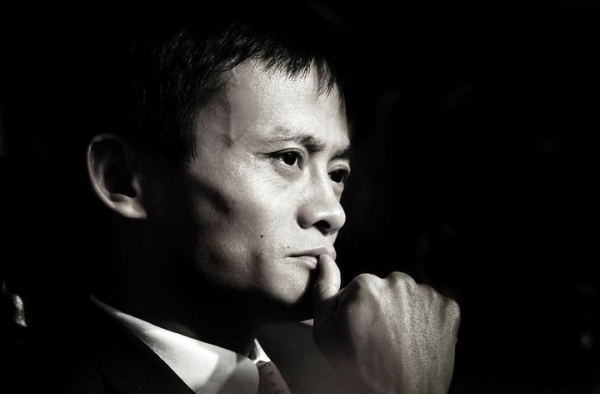 马云登台高歌《光辉岁月》 网友喊王健林来PK