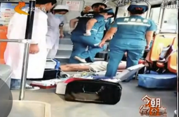 自作孽?!老人公交上打小伙4耳光后猝死 小伙未还手