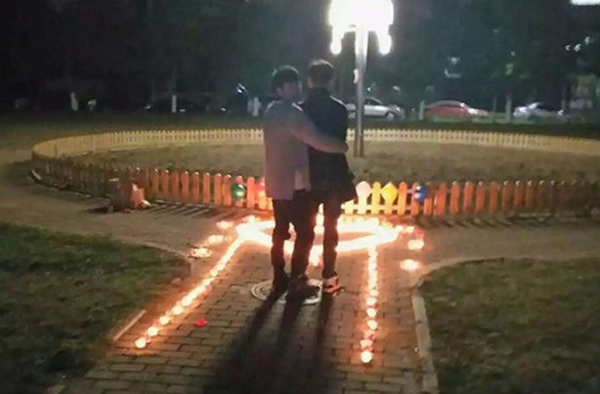 同性才真爱!俩同性恋大学生操场求婚 浪漫引围观