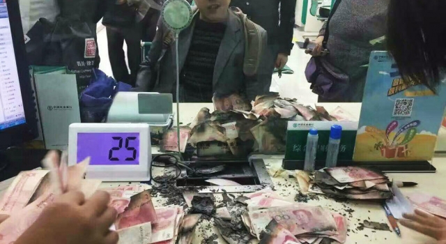 老人太任性！烧损10万现金 银行7小时救回6万2千元