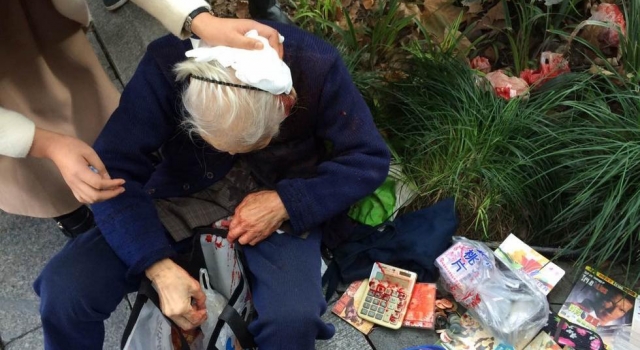 93岁网红“鞋垫奶奶”闹市卖鞋垫 竟被男子打成重伤