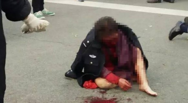 儿子暴打亲生母亲 母亲瘫坐地上满脸是血下身半裸