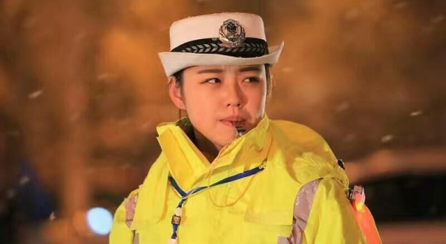 马路惊现陈妍希翻版 女交警长着明星脸艳惊男网友