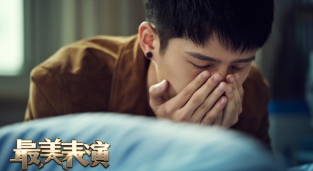 刘昊然最美表演剧照曝光 病榻前难掩苦涩
