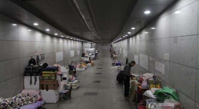 流浪汉蜗居地下通道 组团成立温馨大“家庭”