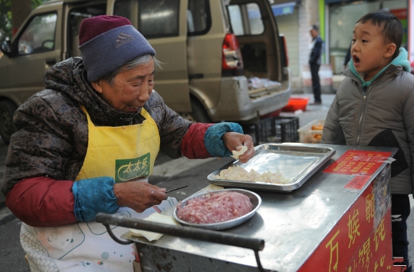 老人摆摊一元10个馄饨 十年坚守初心感动网友