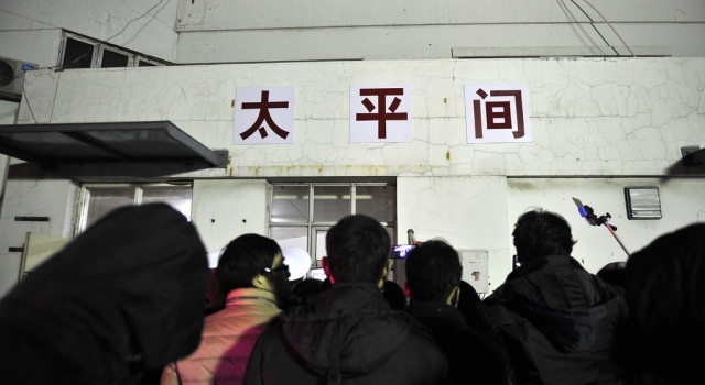 司机酒驾被查 被带至太平间醒酒教育