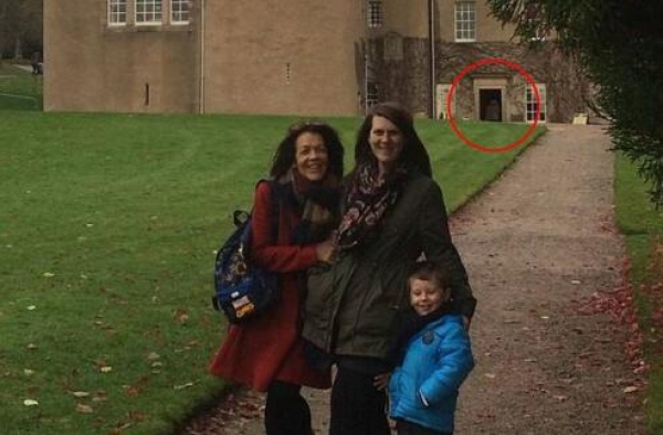 英国城堡疑似出现鬼魂 游客照片惊现抱婴幽灵