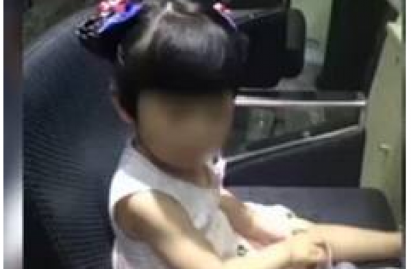 狠！2岁女童全身淤青死被保姆虐死 中介表示不负责
