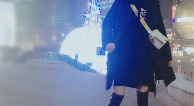 关晓彤看电影露腿 自曝在影院忍不住哭了出来