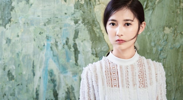 "九公主"陈钰琪变身忧郁美少女 白色长裙文艺范十足