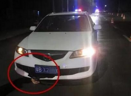 车底伸出一血手 醉汉被卷车底拖行1.7公里现场血肉模糊