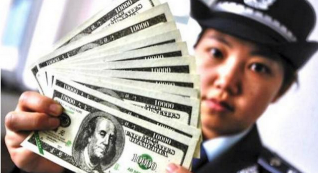 女子地摊买9100元冥币 当做美金存银行用ATM机提现