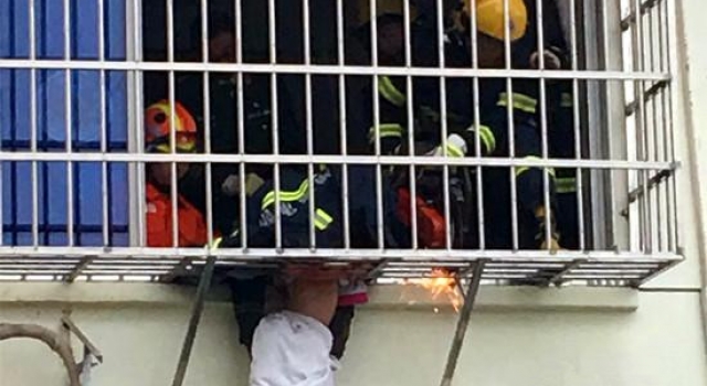 危险！两脚踩空两岁女童被卡防盗网 下半身悬在4楼