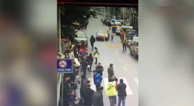 幼童竟然成马路杀手！轿车避让幼童冲上人行道致2死7伤