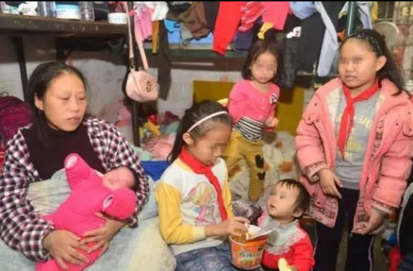 为要男孩拼命生娃:15年生8女吃泡面 丈夫截肢陷困境