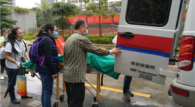 罗一笑今晨去世 罗尔含泪告别女儿遗体