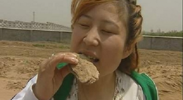 漂亮女孩14年吃土5000斤 泥土缘何变为舌尖美食