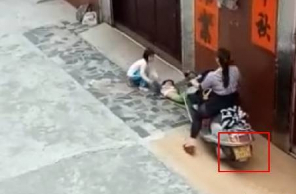 变态女人骑摩托碾压小孩双脚 画面太阴森我不敢看