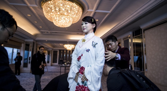 美女机器人“佳佳”身穿汉服与人交互：我要做单身贵族