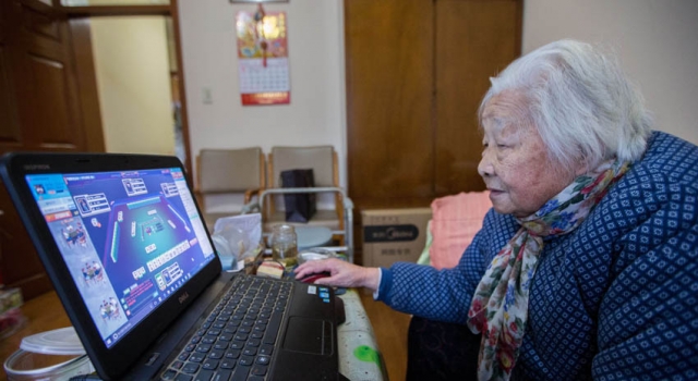 93岁老奶奶玩网游玩出龟寿命 20年如一日成老顽童