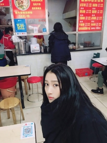 侧面颜值照样美翻天 关晓彤吃路边摊发微博晒照片
