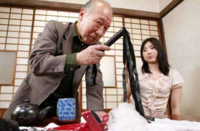 男教授面试女生那些事 一看胸二看脸自认为真性情