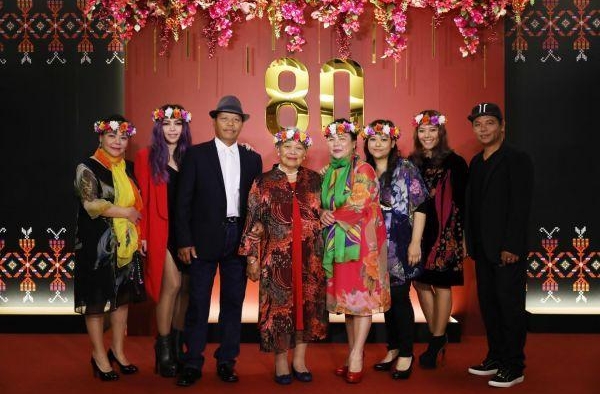 张惠妹和小男友Sam为母亲办80岁寿宴 头戴花环秀美腿