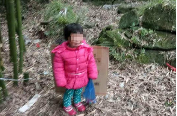 2岁女娃被父亲拴在坟场大哭 母亲:孩他爸逼我复婚