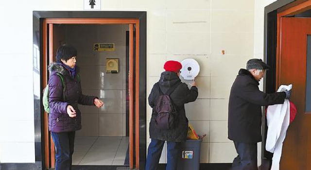 免费厕纸拿袋装回家？北京天坛公厕手纸一天要用30余卷