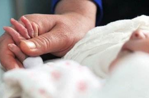 47岁男子抚养弃婴七年未登记 生父母索要被判归还