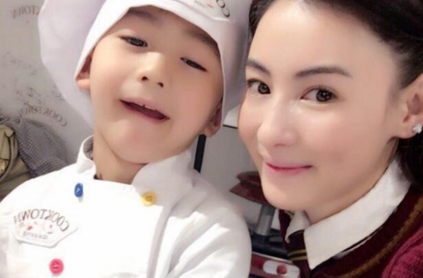 张柏芝儿子学做饼干 呆萌小Q厨师装可爱上线