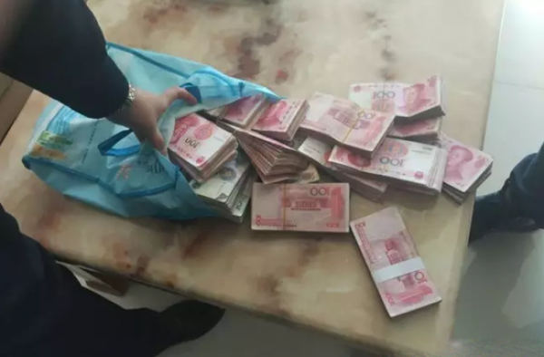 男子错将17万现金当垃圾丢掉 遇拾金不昧拾荒老人归还
