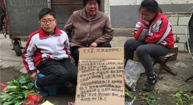 感动！兄妹穿校服街头卖菜 只为多赚些钱救母亲