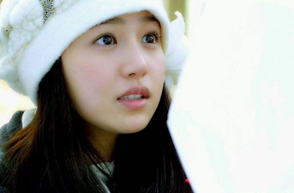 陈妍希产后首亮相似少女 笑容甜美小腿纤细