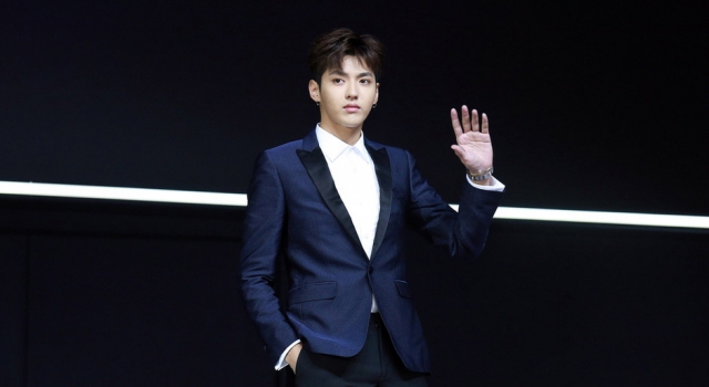 吴亦凡捞金狂做鬼脸 一身正装演绎呆萌帅
