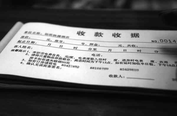 男子住酒店两天用70度电 该不该向酒店另交电费？