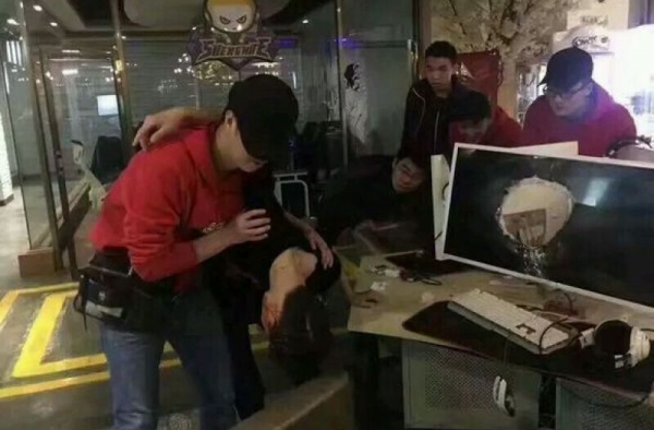 网吧玩家撞破显示器 只因遇见猪队友？