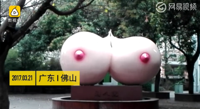 广东街头惊现2米高巨乳细身雕像好羞耻 原谅我不懂艺术