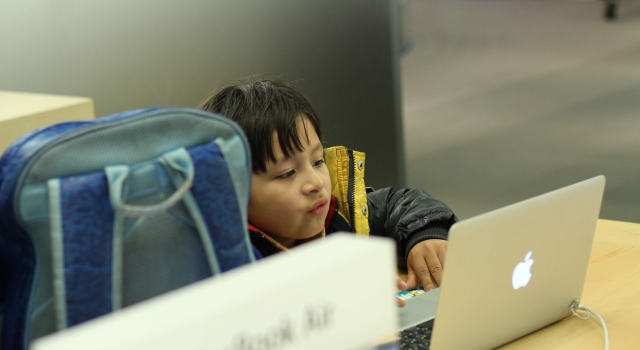 熊孩子试玩ipad被制止 家长不满被店长4拳打倒